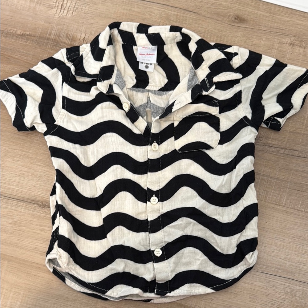 Hanna Andersson Muslin Black and White Button Down Shirt with Wavy Design